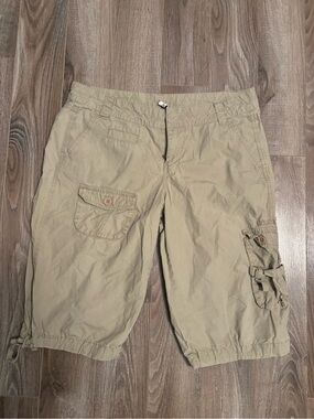 Volcom women’s Beige Cargo Capris with Button Pockets